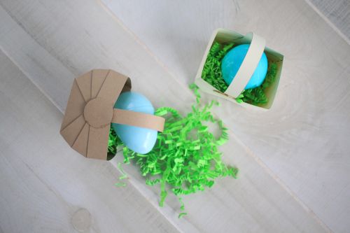 Easy and Quick little baskets! Tutorial has a free Silhouette Cutting file, SVG and printable template to make as many as you want! Good for Easter, or babyshower, or wedding favors | saynotsweetanne