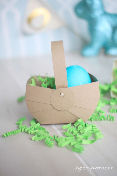 Easy and Quick little baskets! Tutorial has a free Silhouette Cutting file, SVG and printable template to make as many as you want! Good for Easter, or babyshower, or wedding favors | saynotsweetanne