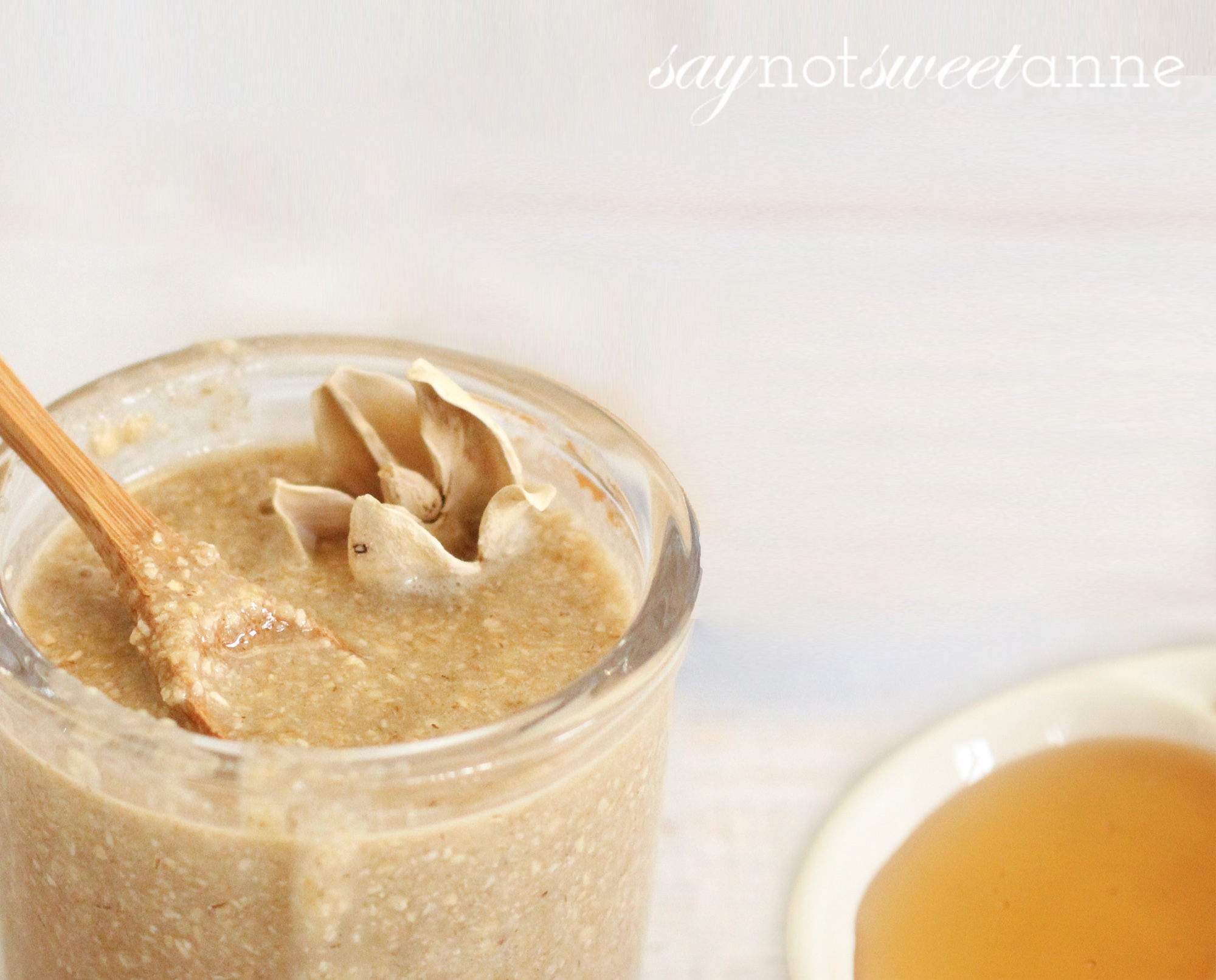 Natural Pore Shrinking Mask with honey and oatmeal. Gentle, easy and affordable DIY mask for healthy and better looking skin! | saynotsweetanne.com