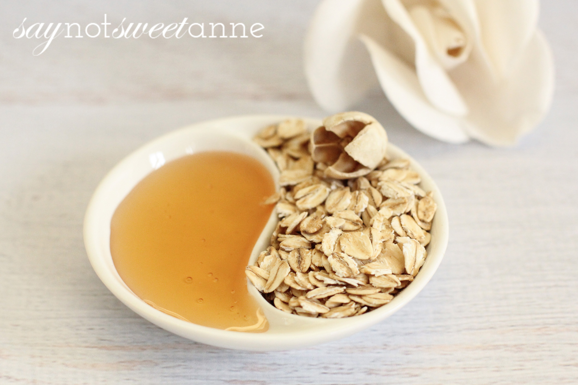 Natural Pore Shrinking Mask with honey and oatmeal. Gentle, easy and affordable DIY mask for healthy and better looking skin! | saynotsweetanne.com