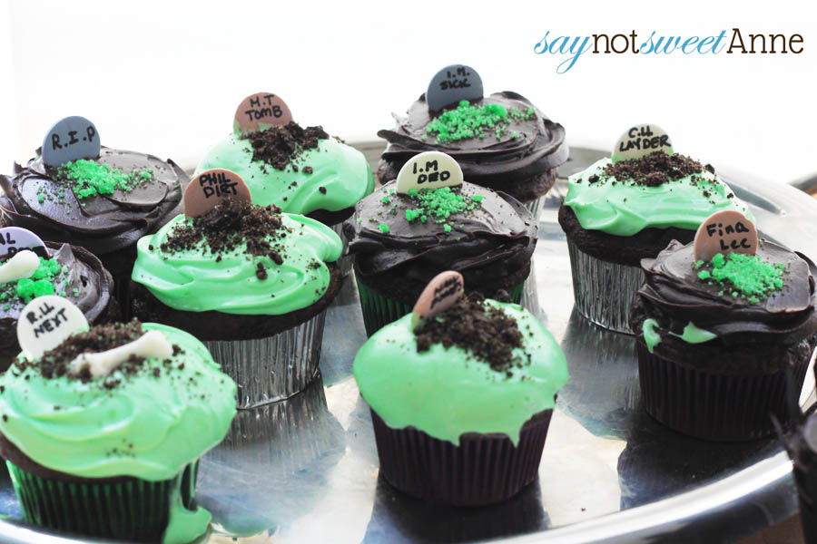 Easy to make Halloween Cupcakes! + Cut file for fence cupcake wrappers! #halloween #cupcakes #cute #party via Saynotsweetanne.com