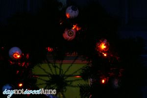 Cheap Black Wreath Makeover | Saynotsweetanne.com | #halloween #decoration