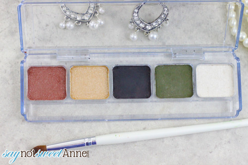 Easy DIY Mineral Eyeshadow Compact. Make your perfect color blend without fillers or perfumes! | Saynotsweetanne.com | #diy #makeup #beauty #style