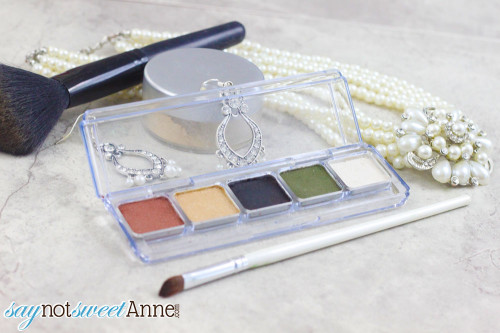 Easy DIY Mineral Eyeshadow Compact. Make your perfect color blend without fillers or perfumes! | Saynotsweetanne.com | #diy #makeup #beauty #style