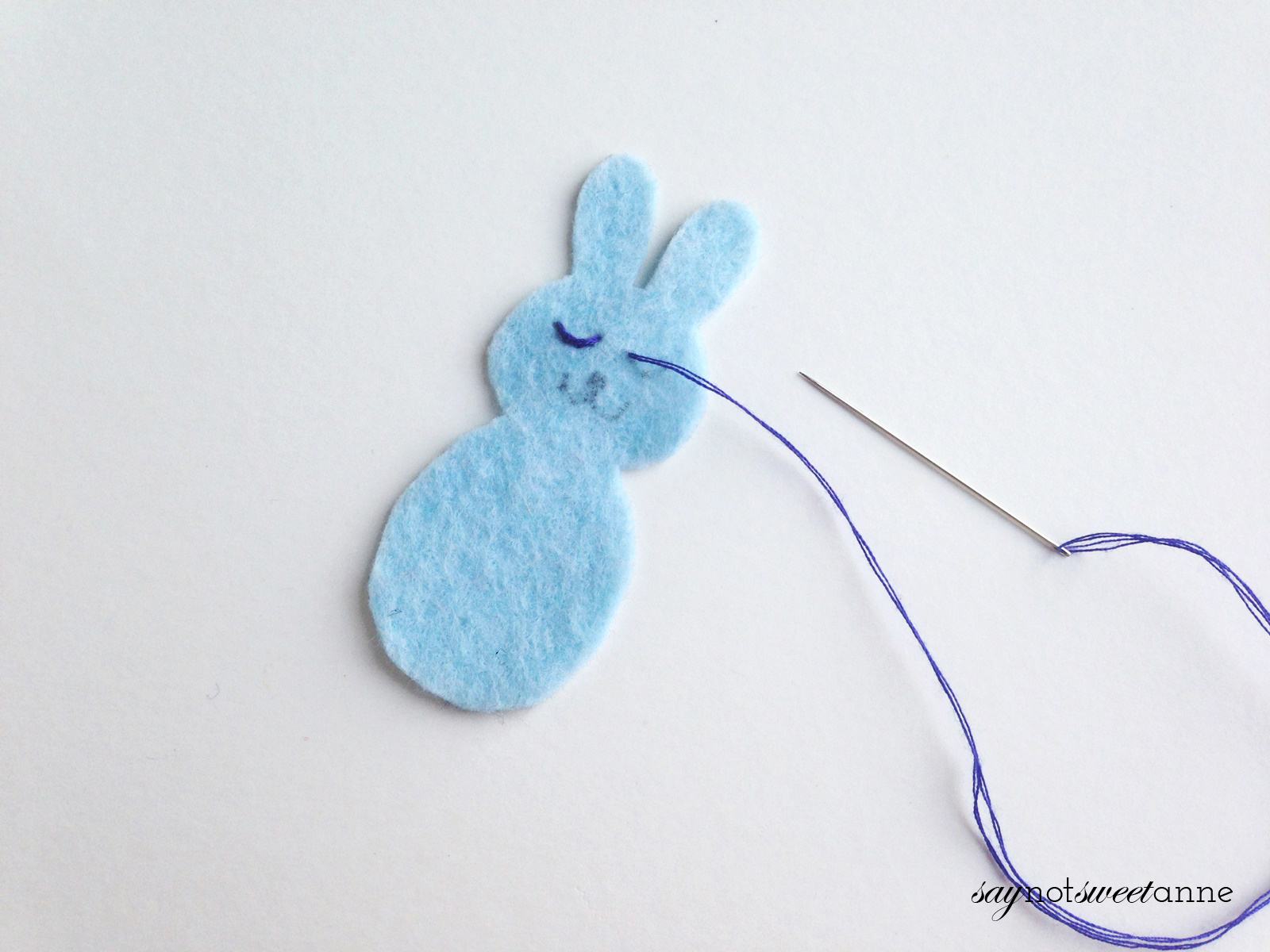 Celebrate spring and Easter with this adorable Happy Bunny! This easy felt craft is great for beginning crafters, and would make a cute basket stuffer! | saynotsweetanne.com (2) copy