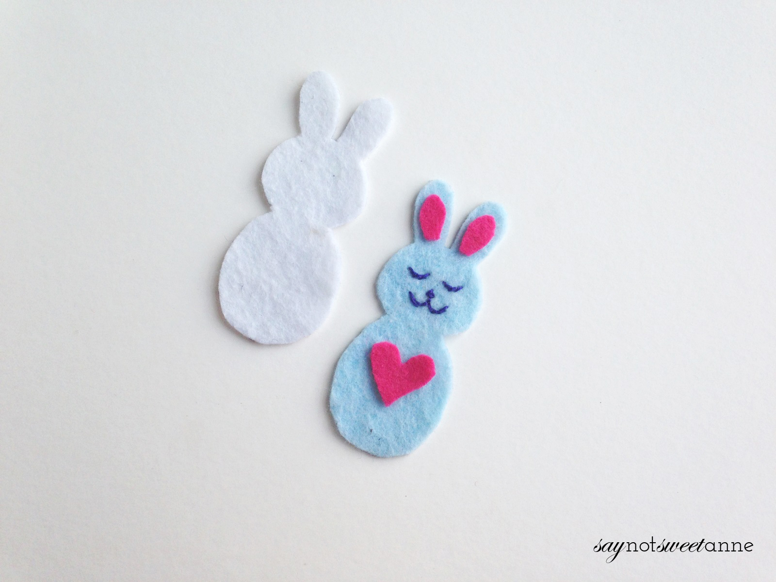 Celebrate spring and Easter with this adorable Happy Bunny! This easy felt craft is great for beginning crafters, and would make a cute basket stuffer! | saynotsweetanne.com 