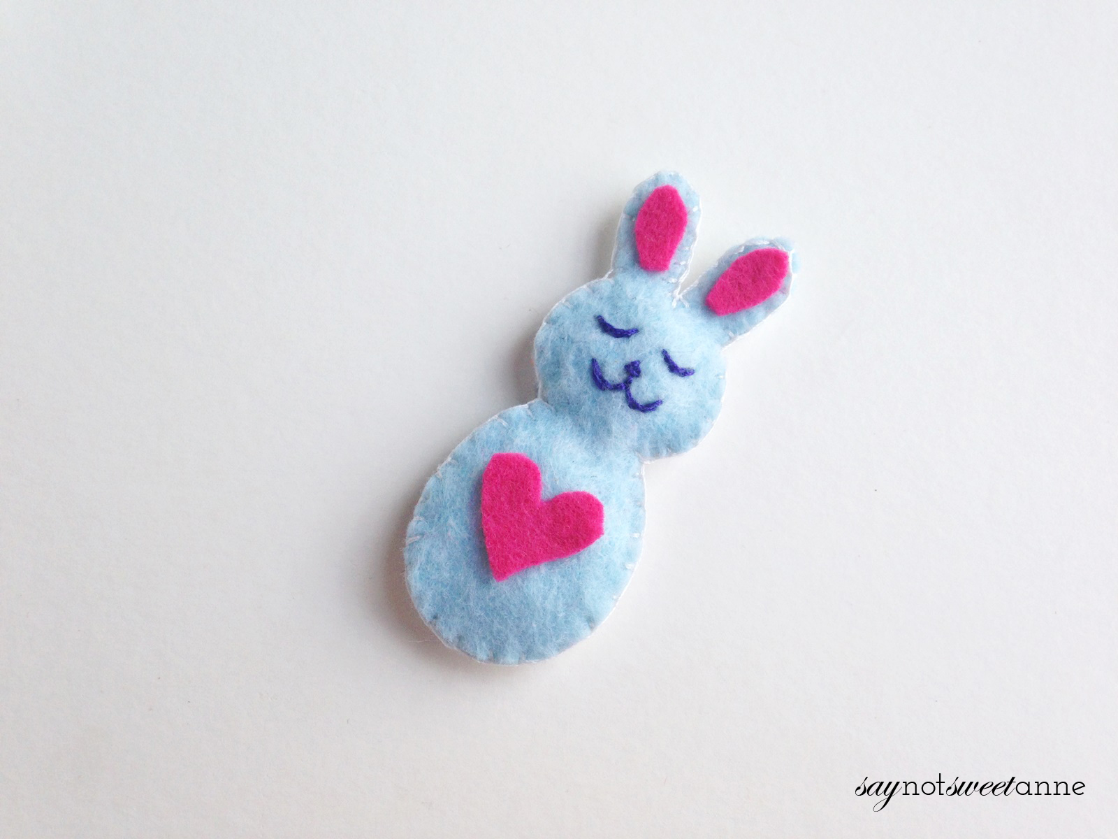 Celebrate spring and Easter with this adorable Happy Bunny! This easy felt craft is great for beginning crafters, and would make a cute basket stuffer! | saynotsweetanne.com 